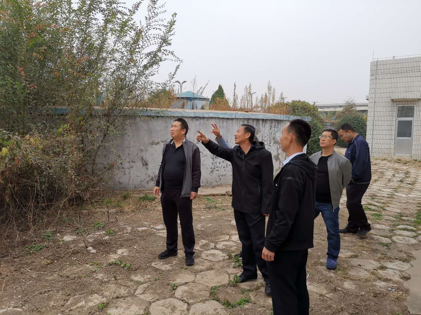 公司總經(jīng)理王建人在供水、污水生產(chǎn)一線開展風(fēng)險隱患排查 (1).jpg